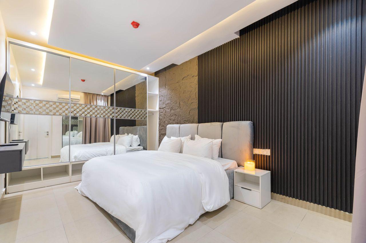 Secondary Bedroom with Mirrored Wardrobe